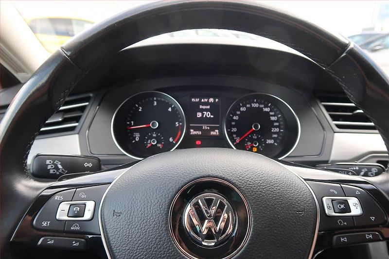 Volkswagen Passat (2018) 2.0 TDI, Automat, Navi - fotka 16 z 19