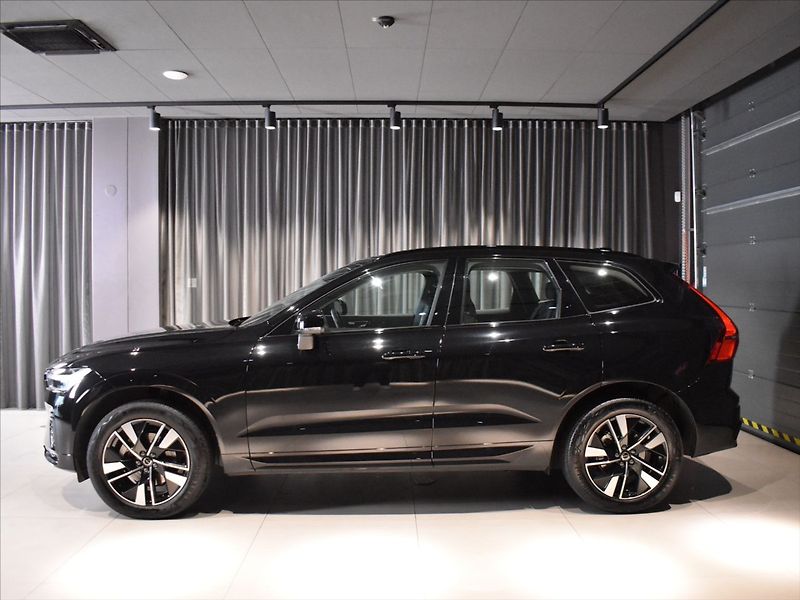 Volvo XC60 2,0 B5 AWD Plus BLIS,Bezklíč - fotka 2 z 24