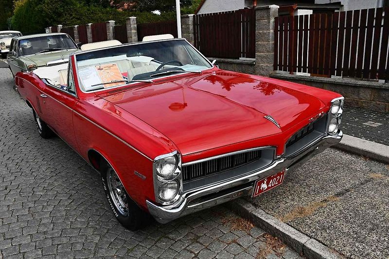 Na tradiční Lidický okruh dorazily desítky historických automobilů a motocyklů, které obdivovali návštěvníci z Kladna i širokého okolí.