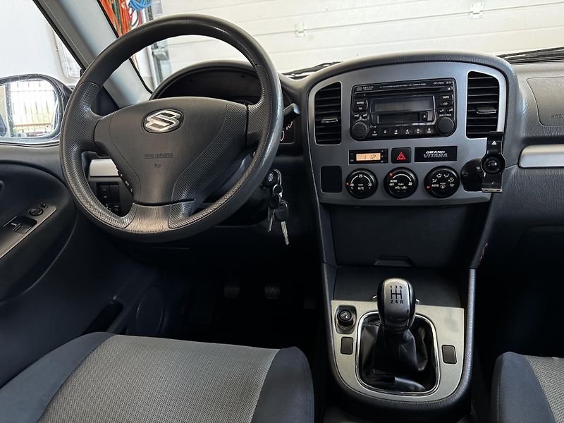 Suzuki Grand Vitara (2005) 1.6i 69 kw 4x4 - fotka 13 z 23
