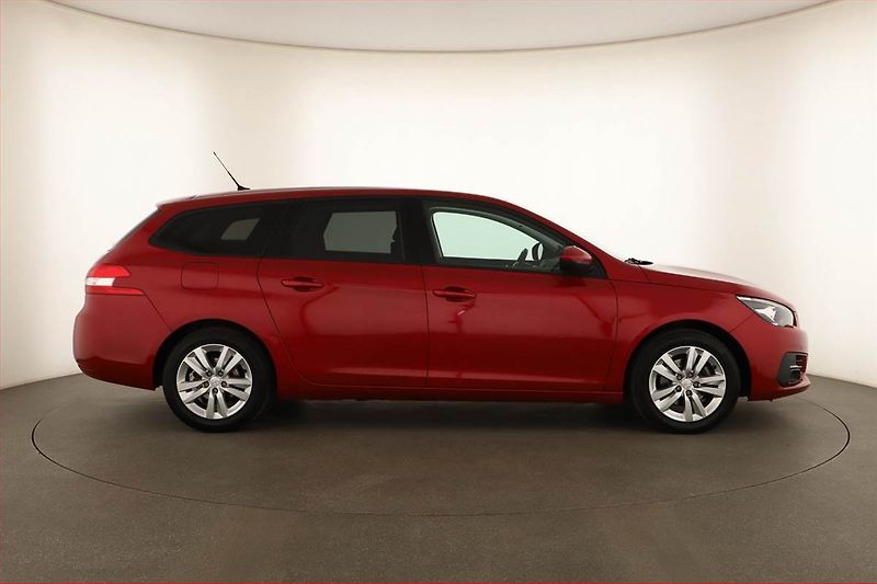 Peugeot 308 (2018) Style 1.2 PureTech, ČR,1.maj - fotka 6 z 13