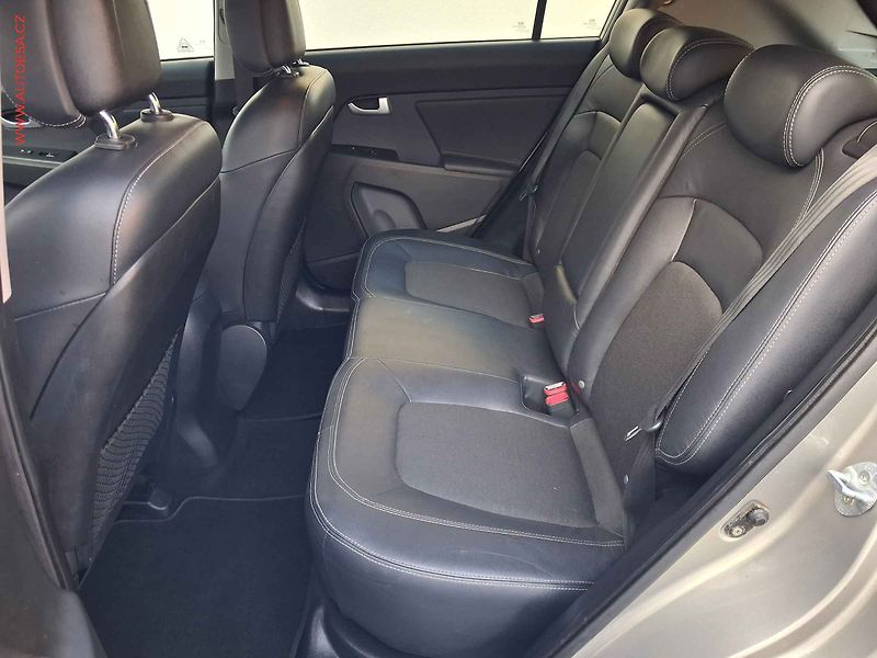Kia Sportage (2012) 1.6 GDi, AC, park. senzor - fotka 10 z 15