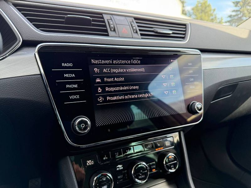 Škoda Superb combi Style Plus 2,0 TSI 140 k - fotka 24 z 32
