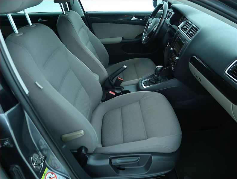Volkswagen Jetta (2011) 1.4 TSI, Automat, Serv.kniha - fotka 9 z 19