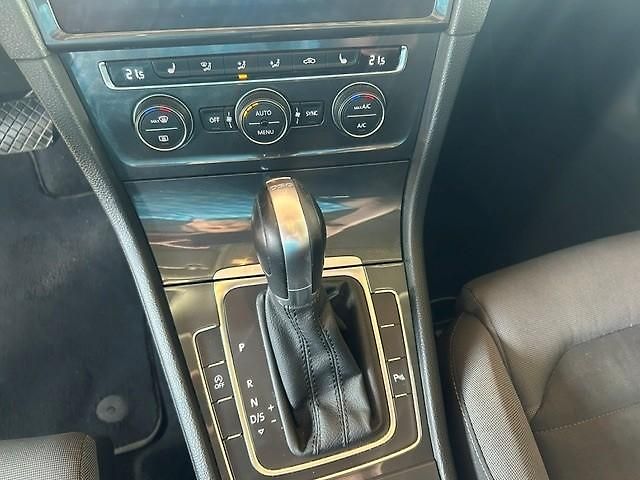 Volkswagen Golf 1,6TDi DSG Variant LED MATRIX - fotka 37 z 51
