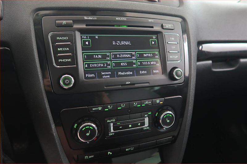 Škoda Octavia (2011) Laurin&Klement 2.0 TDI, Xenony - fotka 12 z 16