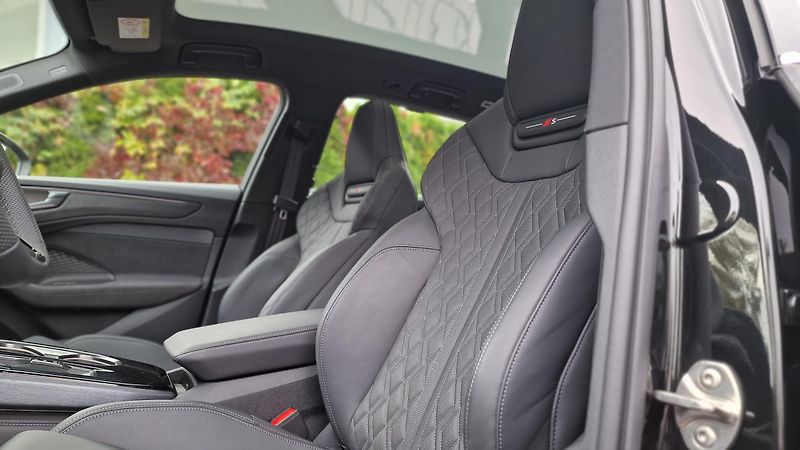 Audi A6 Avant (2025) quattro S-line Vzduch Pano Taž - fotka 23 z 52