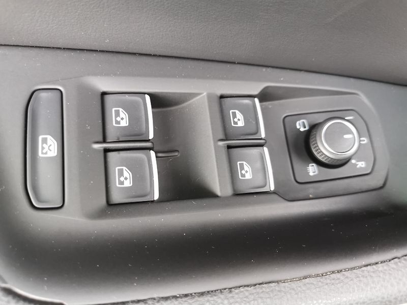 Volkswagen Passat HIGHLINE*110KW*LED*ALCANTARA* - fotka 30 z 85