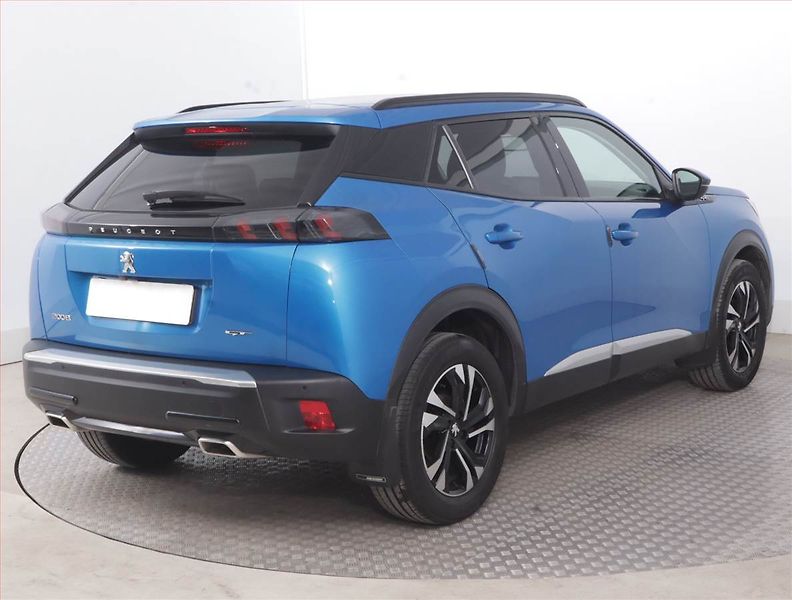 Peugeot 2008 (2020) Allure 1.2 PureTech, ČR,1.maj - fotka 5 z 17