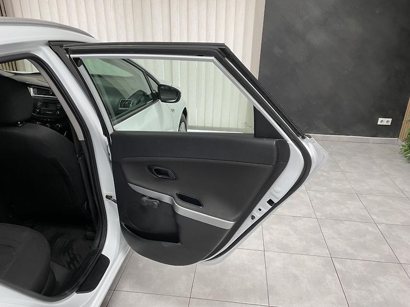 Kia Ceed 1.6 GDi ČR REZERVACE  - fotka 14 z 24