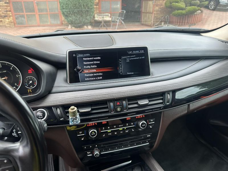 BMW X5 x DRIVE 30D - fotka 23 z 28