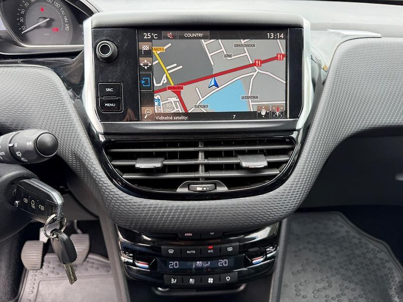 Peugeot 2008 1.2T 81 kW navigace, serviska - fotka 13 z 18