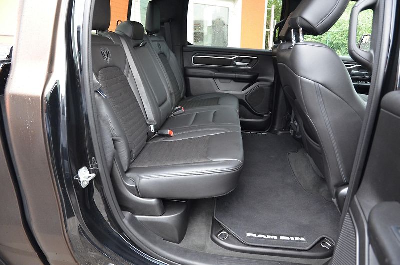 Dodge RAM (2022) 1500 BIGHORN 5.7 V8 HEMI 4x4  - fotka 19 z 51
