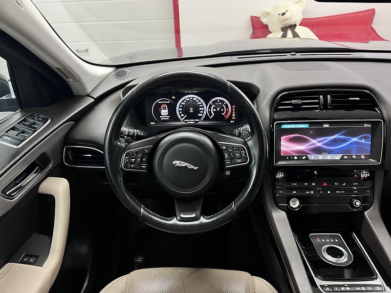 Jaguar F-Pace 2.0 D, Automat, 4x4, Na Opravu - fotka 16 z 24