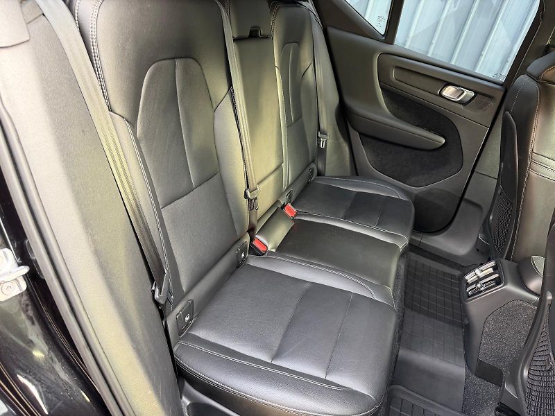 Volvo XC40 2,0 D D4 AWD Momentum - fotka 17 z 33