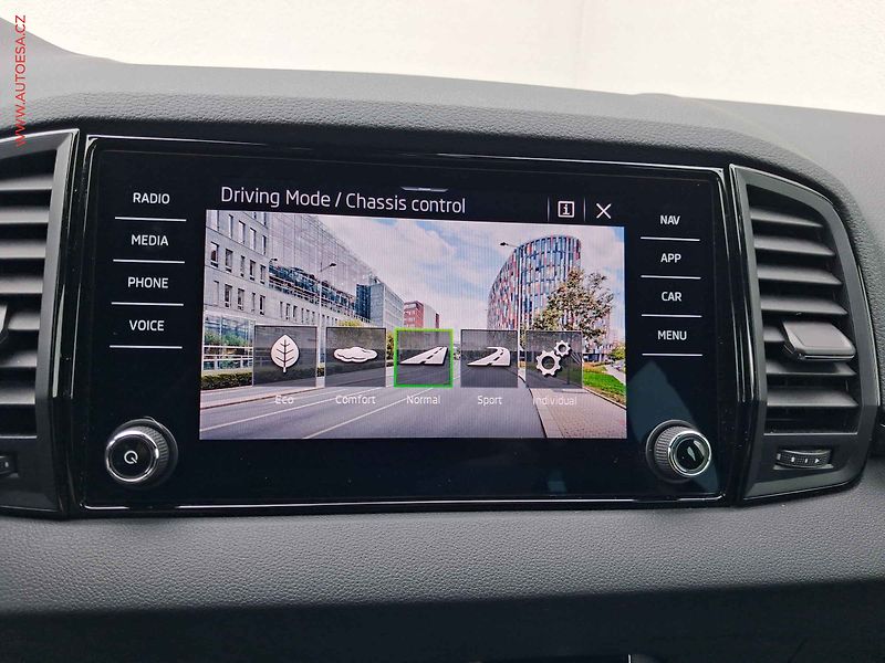 Škoda Karoq (2024) 1.5 TSi, 1.maj,ČR, SportLine - fotka 18 z 20