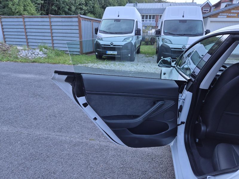 Tesla Model 3 STANDART RANGE 239w SOH 96,5% - fotka 37 z 48