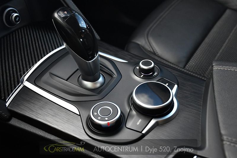 Alfa Romeo Stelvio 2,2JTD 154 KW 4x4 - fotka 31 z 50