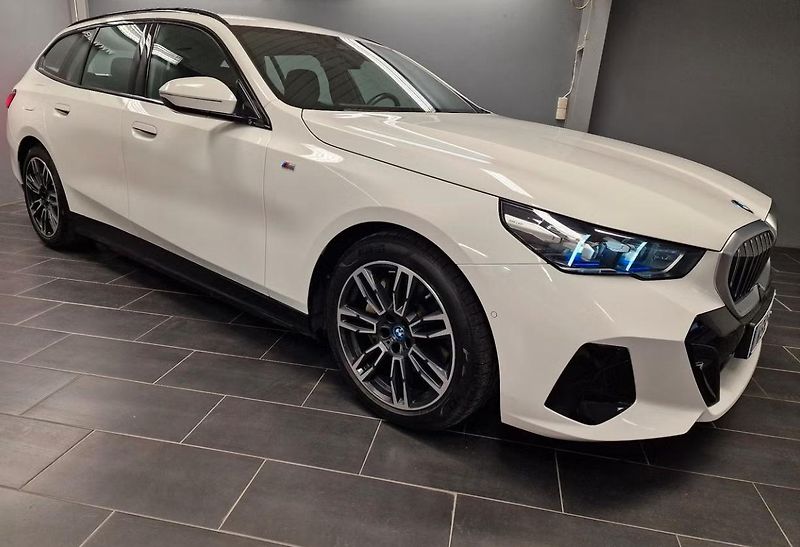 BMW i5 eDrive40 Touring M Kamera Taž. - fotka 2 z 12