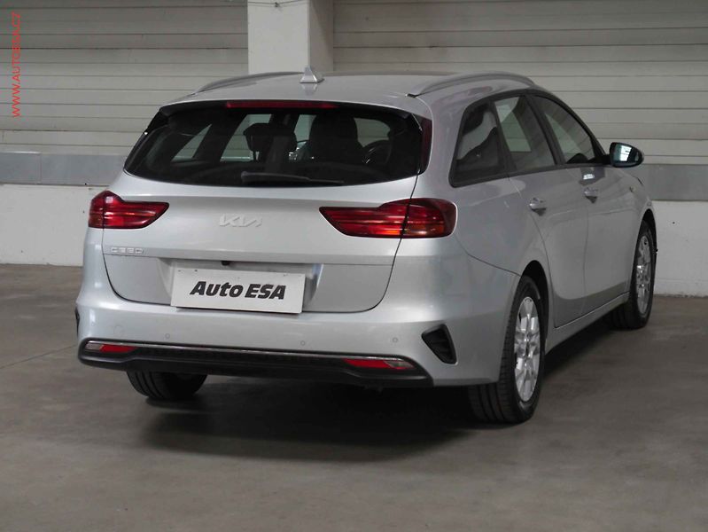 Kia Ceed (2023) 1.5 T-GDI, 1.maj,ČR, servis - fotka 6 z 20