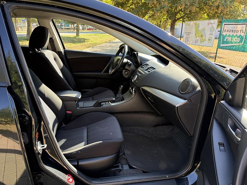 Mazda 3 1.6 Center-Line - fotka 19 z 28
