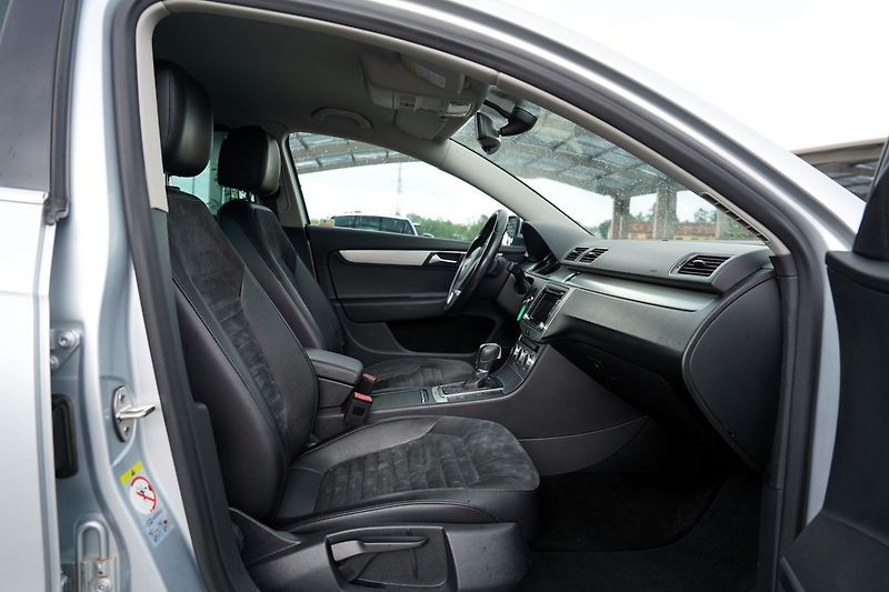 Volkswagen Passat 2.0 TDI 4Motion DSG/16Al./170P - fotka 25 z 38