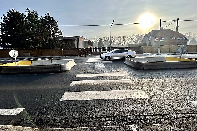 Zvyšování bezpečnosti provozu a rekonstrukce chodníku, ostrůvek, přechod pro chodce, doprava, silnice, auta, chodci, Ostravská ulice, Petřvald, 4. prosince 2025, zdroj: Deník/Petr Jiříček