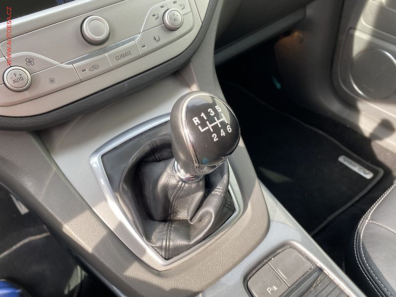 Ford Kuga (2012) 2.0 TDCi 4X4, Titanium - fotka 15 z 16