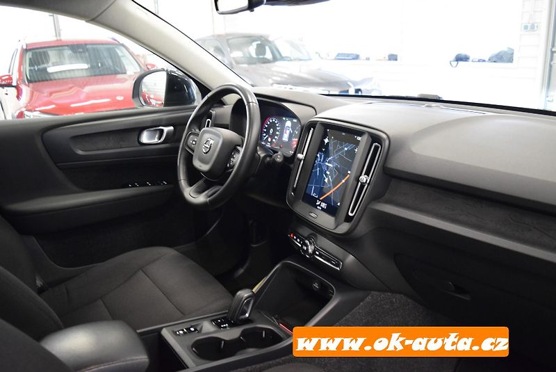 Volvo XC40 T2 MOMENTUM AUTOMAT-DPH - fotka 29 z 50