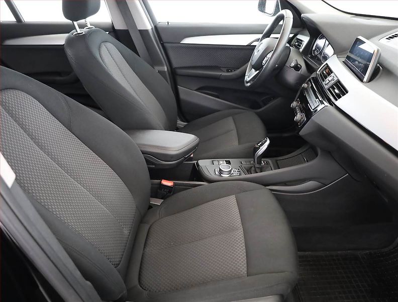 BMW X1 (2019) sDrive18d, Automat, Serv.kniha - fotka 7 z 18