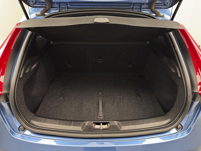 Volvo V40 T3 R-DESIGN AUT REZERVACE - fotka 4 z 47