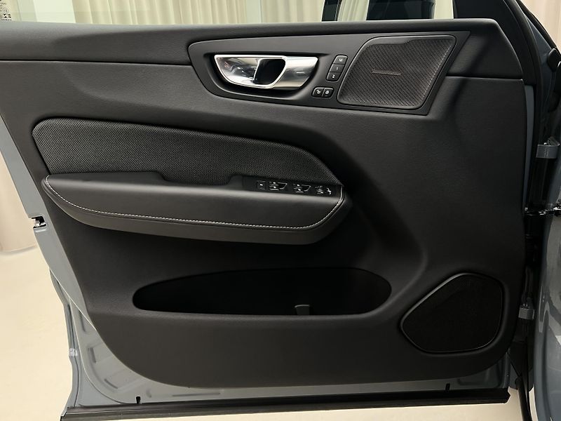 Volvo XC60 B4 AWD R-DESIGN AUT CZ - fotka 7 z 45