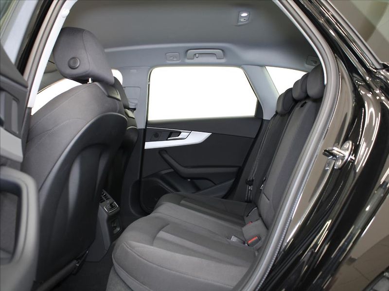 Audi A4 2,0 40TDi S-Line 56tkm. 1.maj. - fotka 7 z 22