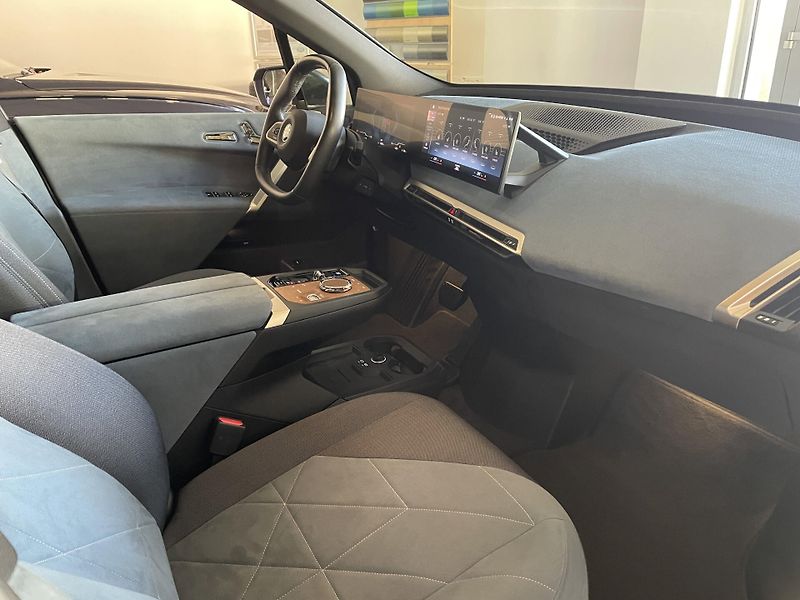 BMW iX (2022) XDrive 40 - fotka 25 z 30
