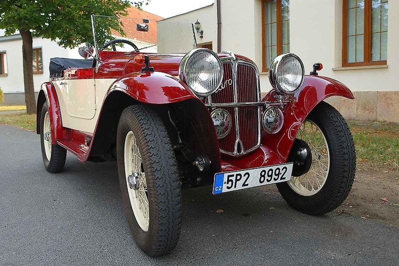 Krása a elegance starých strojů na veteránské vyjížďce plzeňského Veteran Car Clubu v Radobyčicích.