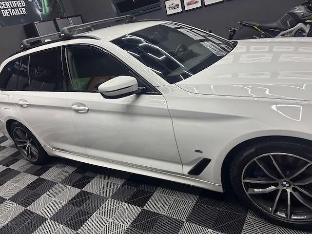 BMW Řada 5 (2021) 530D xDrive  - fotka 2 z 18