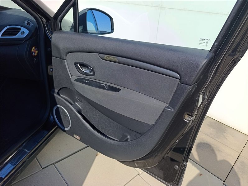 Renault Scénic 1,9 DCi Tažné Navi Aut. Klima - fotka 28 z 30