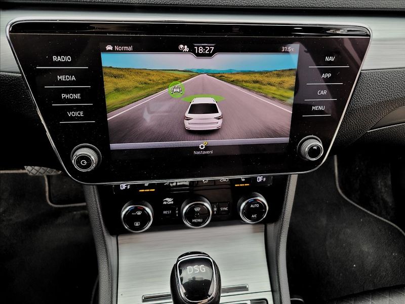 Škoda Superb 1,4 TSI,PHEV,DSG,LED,NAVI,VÝHŘ - fotka 23 z 50