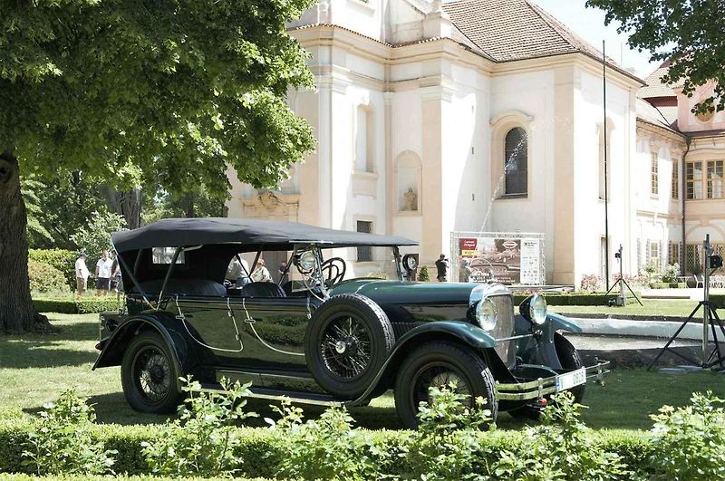 Stará architektura se v Loučni snoubí s krásou starých automobilů