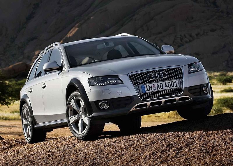 Audi A4 se v první generaci chlubila nápaditými propagačními snímky.