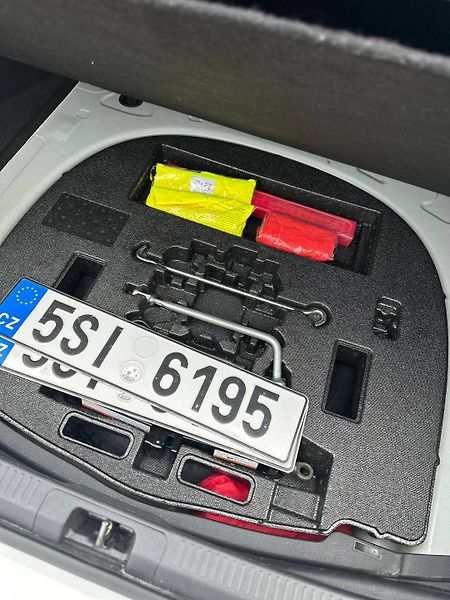 Toyota Camry (2021) 2.5 HEV EXECUTIVE AUTOMAT - fotka 18 z 37