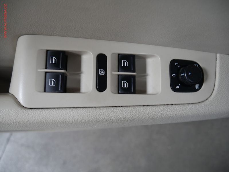 Škoda Superb (2013) 1.6 TDi, Navi, bixen, kůže - fotka 24 z 26