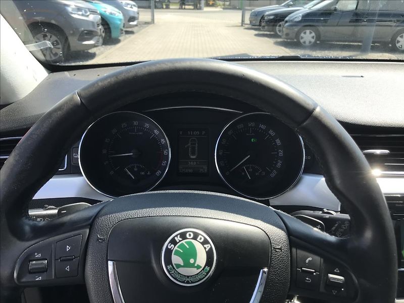 Škoda Superb 2,0 - fotka 8 z 11
