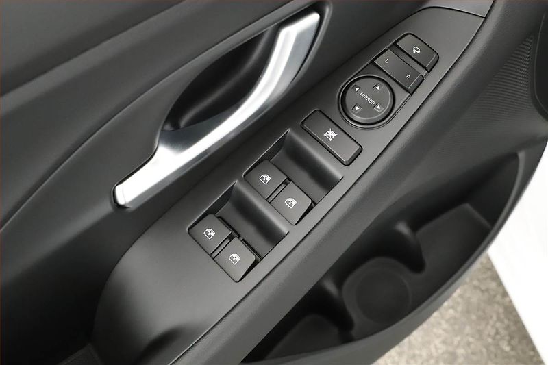 Hyundai i30 (2025) Style 1.0 T-GDI - fotka 9 z 16