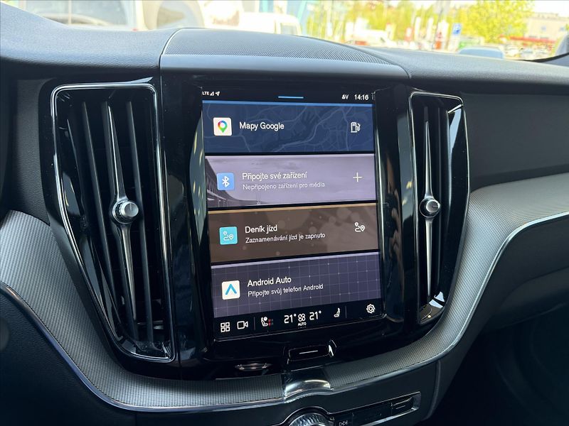 Volvo XC60 2,0   B4 AWD Dark PLUS - fotka 10 z 32