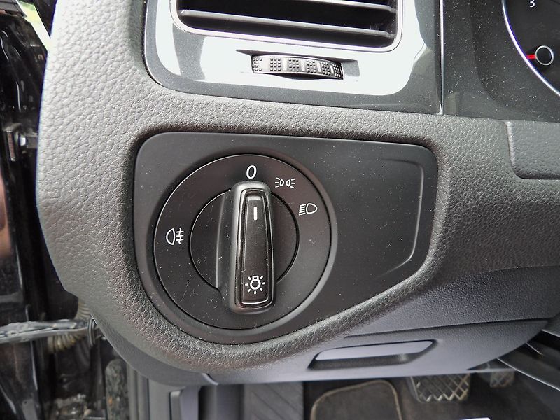 Volkswagen Golf 1.6TDI 85kW DSG Navi PDC - fotka 16 z 29