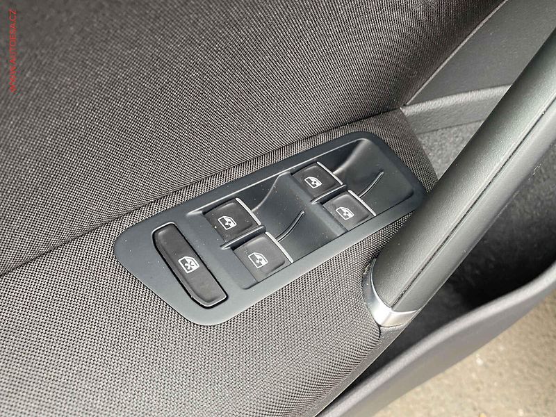 Volkswagen Golf (2018) 2.0 TDi, Highline, LED - fotka 13 z 18