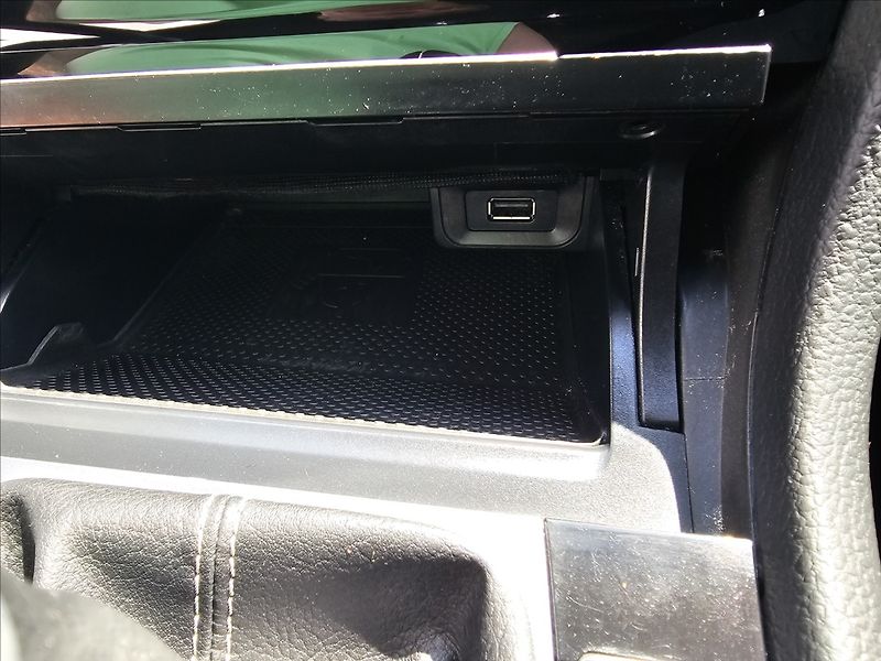 Volkswagen Golf 1,4TSi R-Line Webasto NAVI - fotka 23 z 43