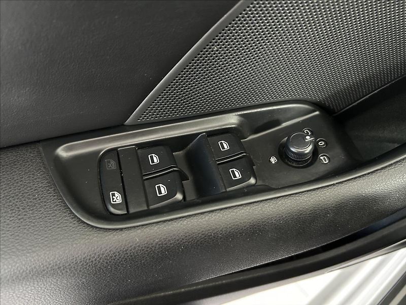 Audi A3 2,0   TDI 110kW,S-LINE,SPORTBA - fotka 10 z 35