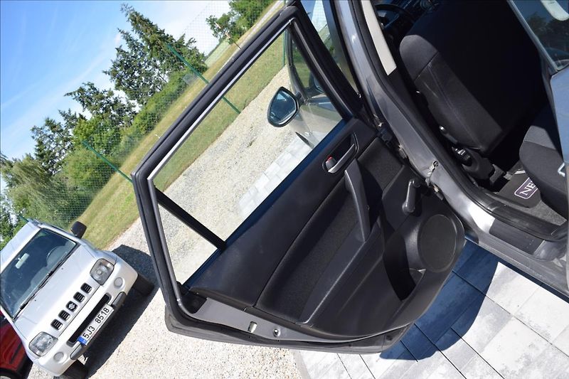 Mazda 3 1,6 I 77KW KLIMA NOVÁ STK - fotka 28 z 47
